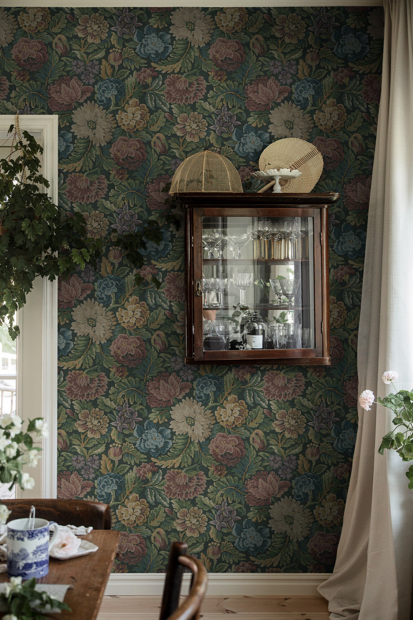 Nightingale Garden Mural mättade toner av grönt, rubinrött