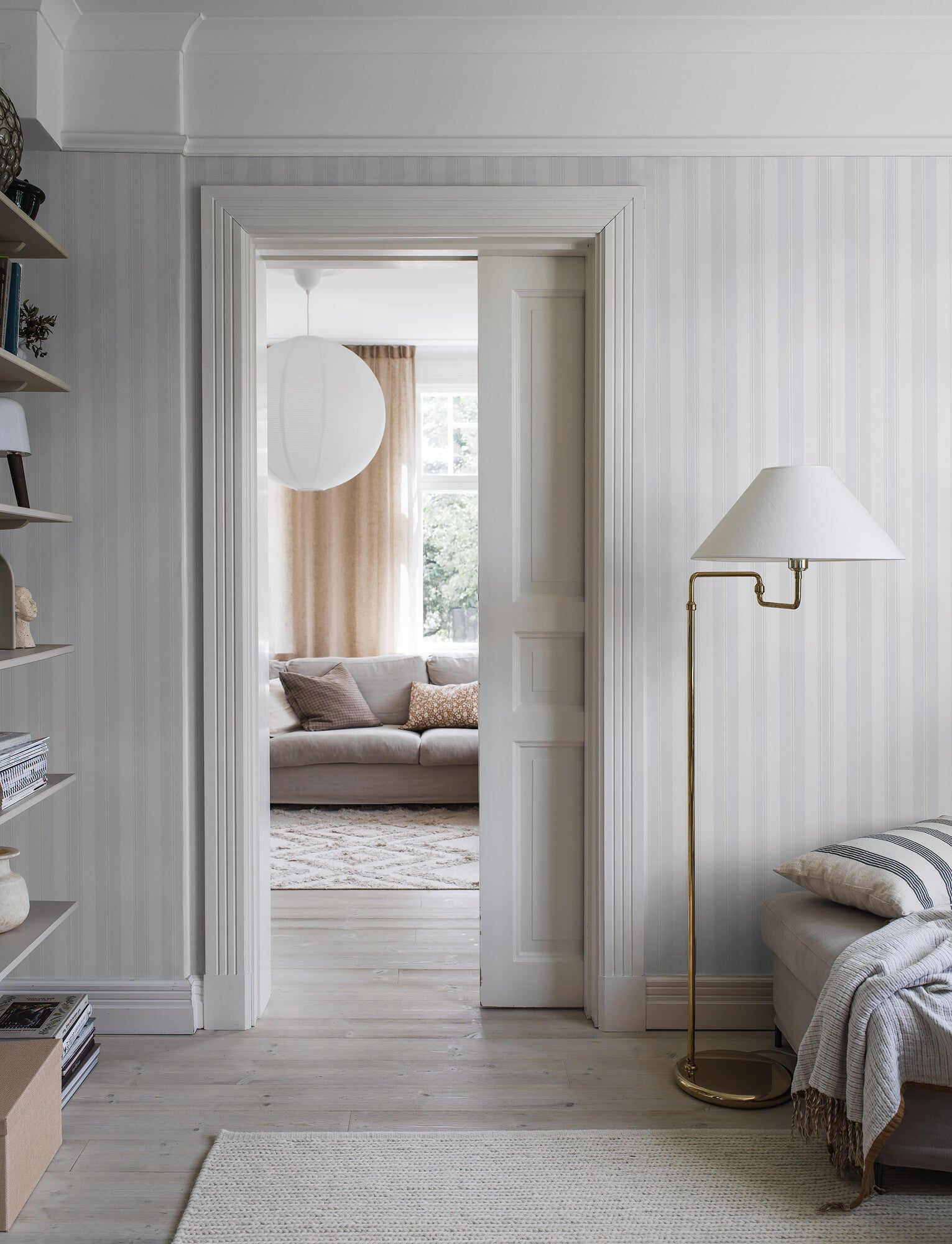 Gustaf, vit och beige tapet